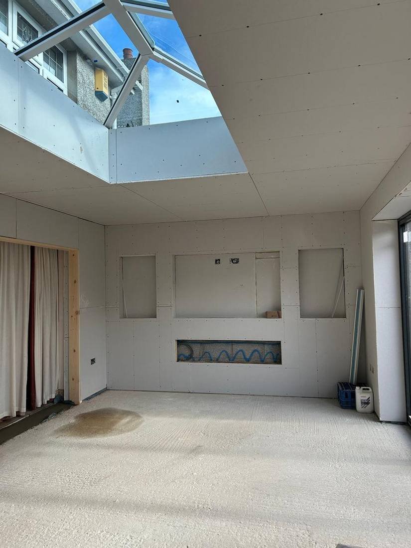 Renovated room with a roof lantern